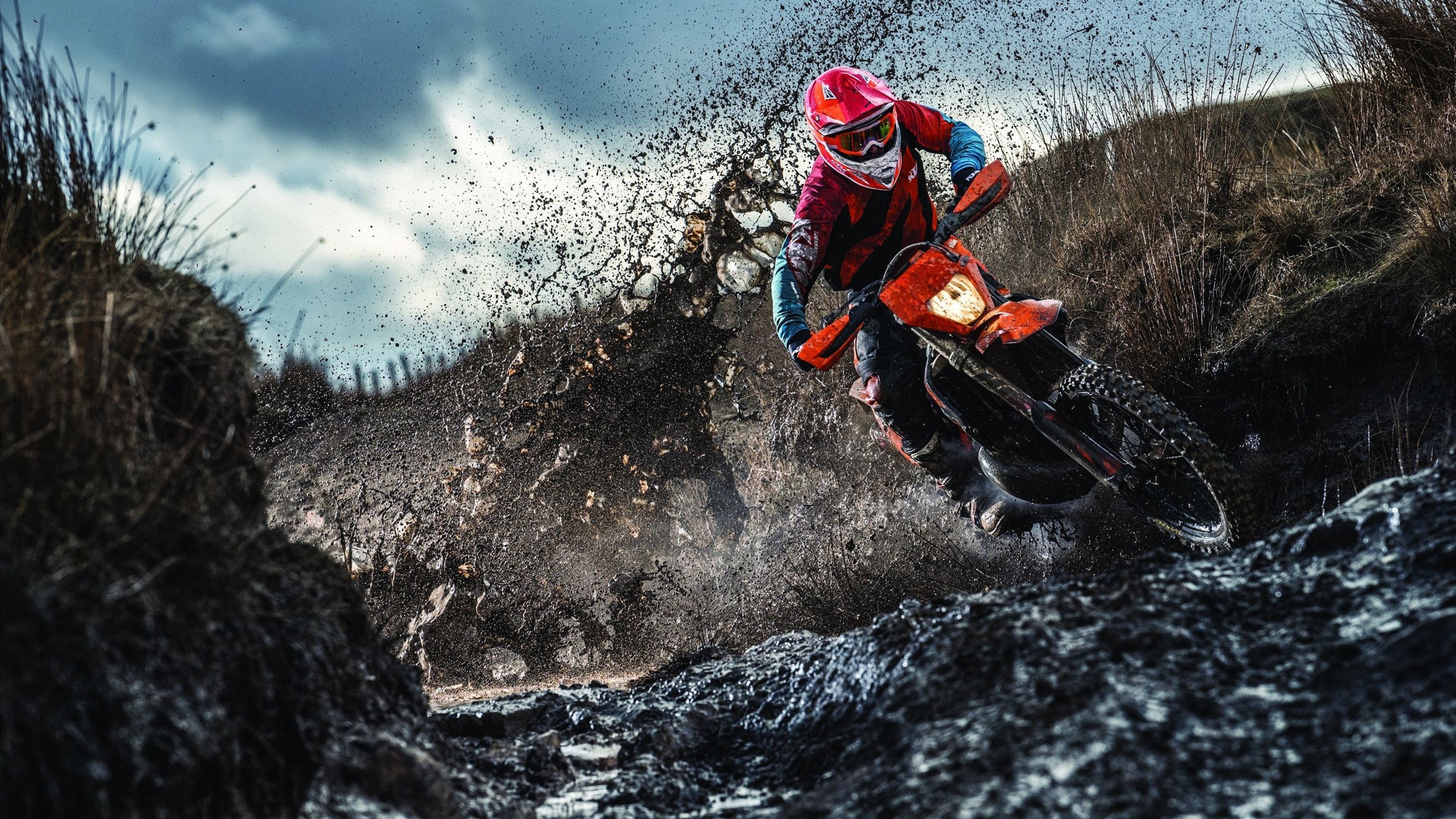 开云体育在线登入-英超：豪门大手笔签约中场，将引领新赛季，英超落魄豪门